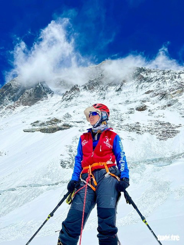 Chị Céline Nhã Nguyễn trong hành trình chinh phục đỉnh Everest - Ảnh: NVCC