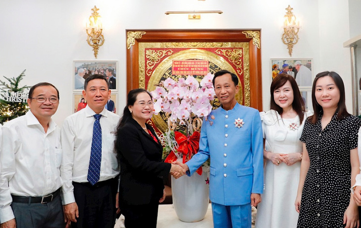 Bà Nguyễn Thị Lệ thăm, chúc mừng Hiệp sĩ Đại thánh giá Lê Đức Thịnh - Ảnh: Thành ủy TP.HCM