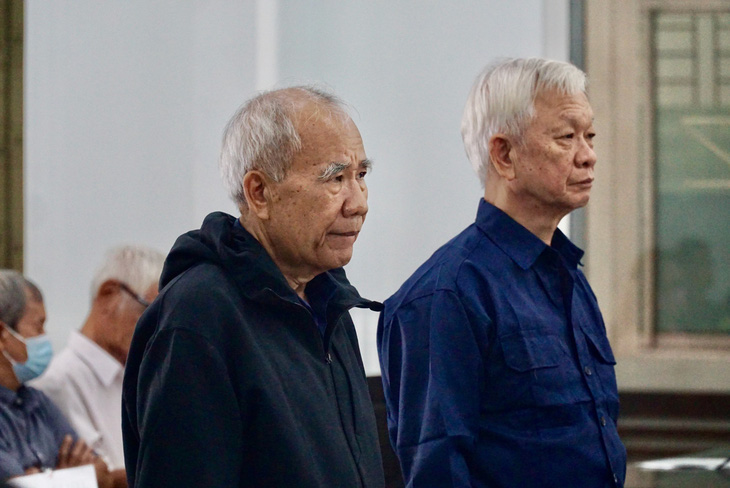 Ông Đào Công Thiên (trái), ông Nguyễn Chiến Thắng (phải) nghe hội đồng xét xử tuyên án vụ sai phạm tại dự án Nha Trang Golden Gate - Ảnh: MINH CHIẾN
