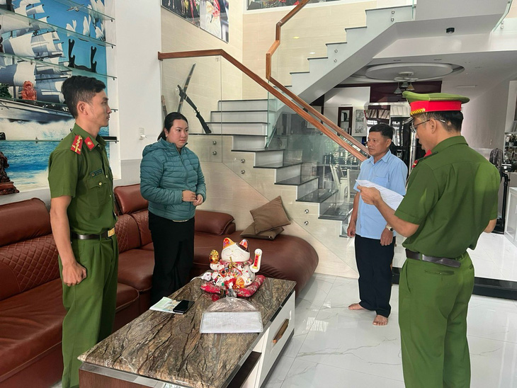 Phòng cảnh sát hình sự Công an tỉnh Quảng Nam đọc lệnh bắt hai đối tượng cho vay lãi nặng - Ảnh: QUỐC HUY 