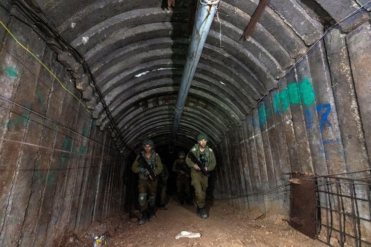 Bên trong đường hầm lớn nhất của Hamas được phát hiện cho đến nay ở Gaza - Ảnh: REUTERS