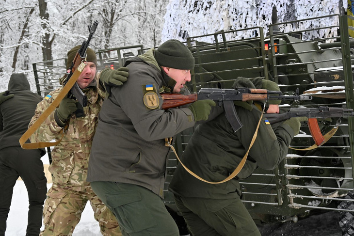 Các lực lượng Ukraine được đào tạo ở khu vực Kharkov ngày 14-12 - Ảnh: AFP