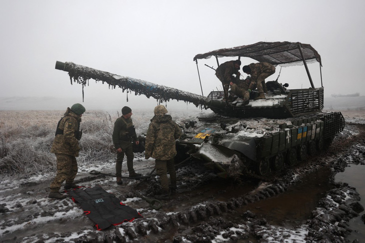Lực lượng Ukraine gặp khó khăn trong chiến đấu vào mùa đông và thiếu hụt đạn pháo - Ảnh: AFP