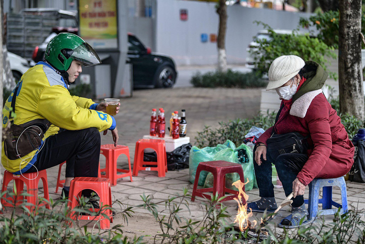 Người dân Hà Nội đốt lửa sưởi ấm trong thời tiết rét ngày 18-12 - Ảnh: NAM TRẦN