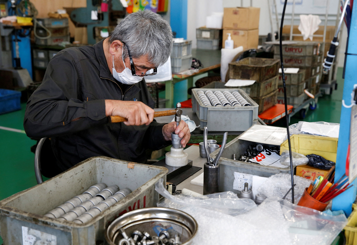 Một công nhân lớn tuổi lắp ráp máy khoan hơi tại nhà máy sản xuất Katsui Kogyo ở Higashiosaka, Nhật Bản vào ngày 23-6-2022 - Ảnh: REUTERS