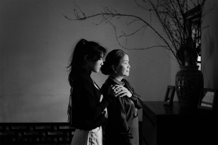 Judy Song và nghệ sĩ Minh Trang, người vào vai bà ngoại của cô trong phim - Ảnh: ĐPCC