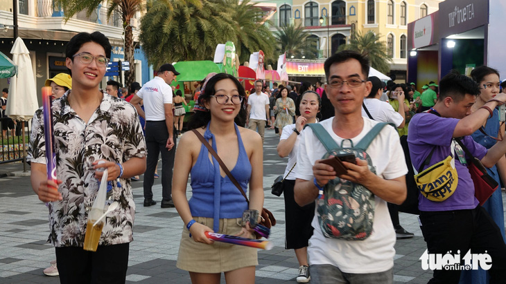 Du khách tham quan khu Grand World Phú Quốc - Ảnh: CHÍ CÔNG