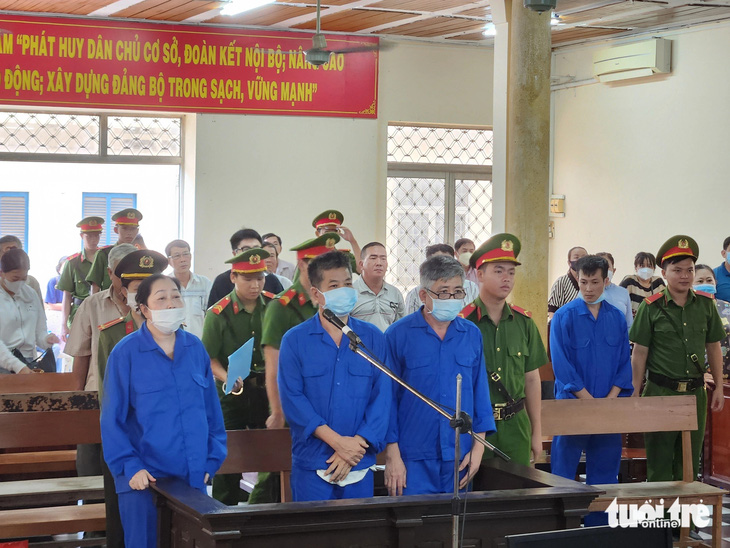 Bị cáo Nguyễn Thị Kim Hạnh (bìa trái) và các đồng phạm tại tòa chiều 18-12 - Ảnh: BỬU ĐẤU