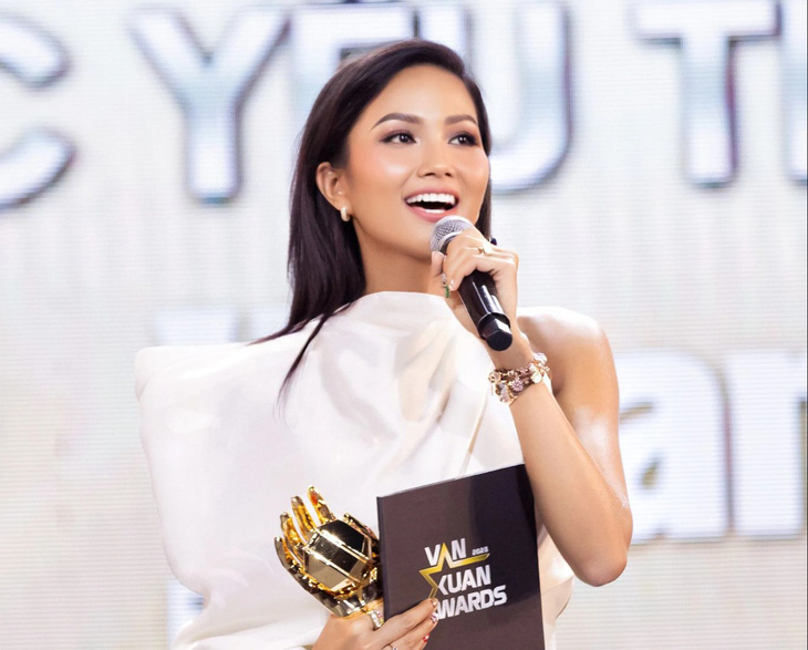 H'Hen Niê hạnh phúc khi nhận giải thưởng “Đại sứ quảng cáo được yêu thích năm 2023