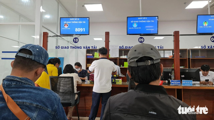 Ngày 18-12, người dân vẫn tập trung đến Trung tâm hành chính công tỉnh Bến Tre khá đông để đổi giấy phép lái xe - Ảnh: MẬU TRƯỜNG