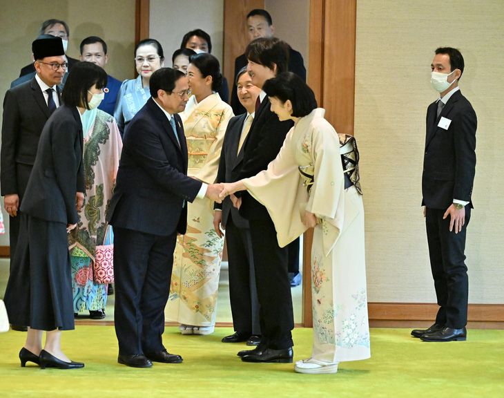 Nhà vua và Hoàng hậu Nhật Bản, Hoàng thái tử Akishino và Công nương đón Thủ tướng Phạm Minh Chính cùng các lãnh đạo ASEAN - Ảnh: Hoàng gia Nhật Bản