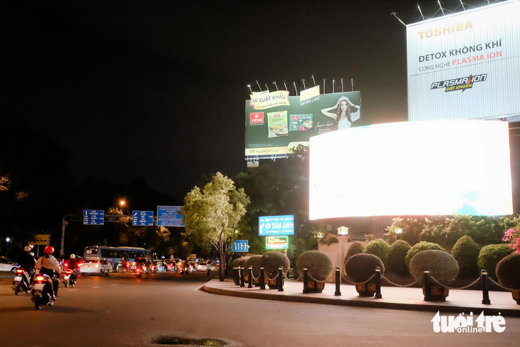 Màn hình LED quảng cáo chói lóa trên đường phố TP.HCM khiến người dân hoa mắt- Ảnh 4.