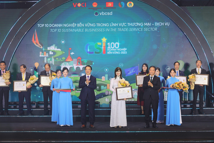 Bà Phạm Thị Vân Khánh - Giám đốc Ban Khách hàng doanh nghiệp, đại diện BIDV nhận giải thưởng - Ảnh: CTV