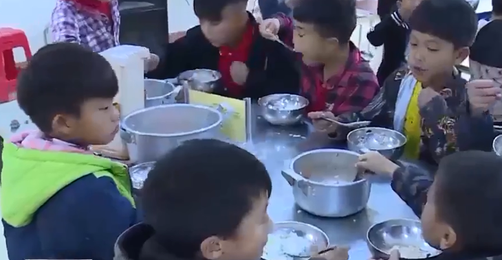 Phản ánh về các bữa ăn bán trú cho học sinh là hình ảnh có thật tại Trường phổ thông dân tộc bán trú tiểu học Hoàng Thu Phố 1 - Ảnh: VTV24