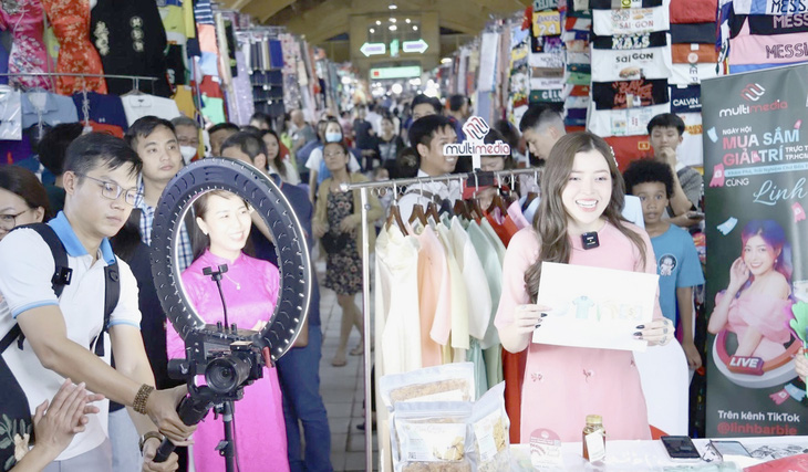 Theo thống kê mới nhất của nền tảng TikTok, trong 77 phiên livestream tại chợ Bến Thành trong năm ngày (từ ngày 11 đến tối 15-12), đã có hơn 18.200 đơn hàng được bán - Ảnh: PHƯƠNG QUYÊN