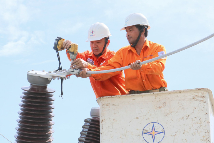 Công nhân điện lực miền Trung đang kiểm tra lại lưới điện tại TP Đà Nẵng - Ảnh: N.THẠCH