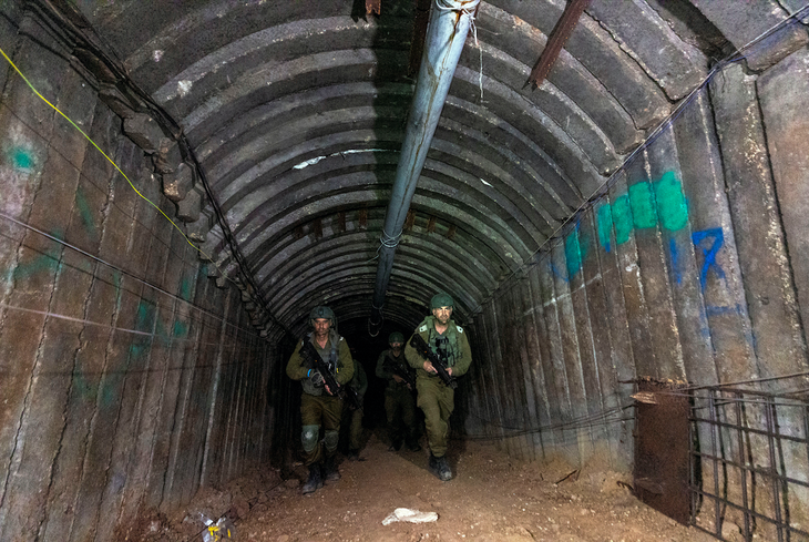 Binh sĩ Israel đi qua đường hầm được thiết kế bởi Hamas gần cửa khẩu Erez ở phía bắc Dải Gaza hôm 15-12 - Ảnh: REUTERS