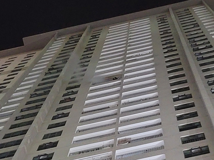 Khói bốc ra từ căn hộ ở tầng 25, tòa nhà OC3 chung cư Mường Thanh Viễn Triều - Ảnh: TRẦN HƯỚNG