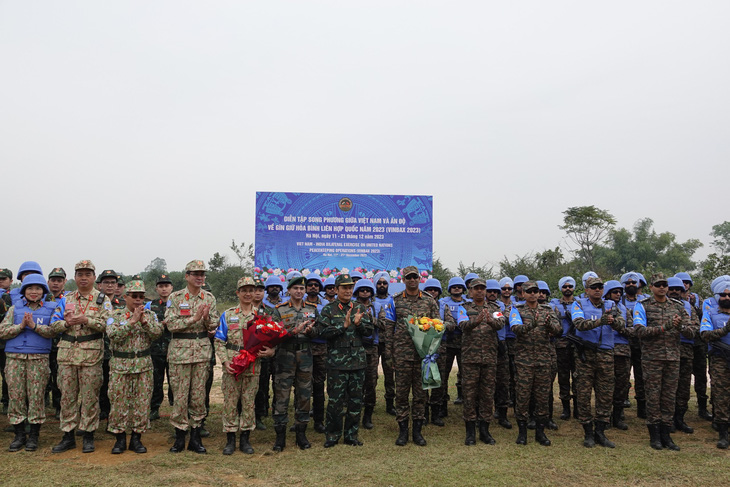 Thượng tướng Phùng Sĩ Tấn - phó tổng tham mưu trưởng Quân đội nhân dân Việt Nam - tặng hoa chúc mừng các lực lượng hoàn thành nhiệm vụ diễn tập - Ảnh: THỤY DU