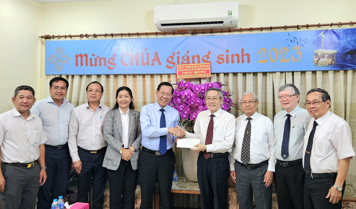 Đoàn đại biểu đến thăm, chúc mừng Tổng liên hội Hội thánh Tin Lành Việt Nam (miền Nam) - Ảnh: N.B