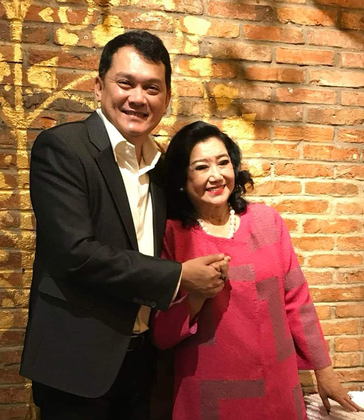 Nghệ sĩ Kim Cương và nghệ sĩ Hữu Châu gặp nhau để bàn bạc diễn trích đoạn kịch Lá sầu riêng - Ảnh: NVCC
