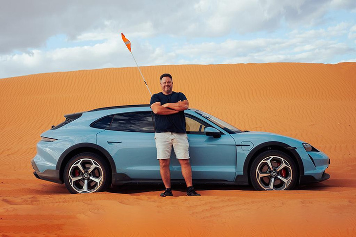 Phóng viên Toby Hagon đã lái xe điện Porsche Taycan qua những bãi biển Bondi, núi Panorama và sa mạc Simpson. Đây được xem là địa bàn của những chiếc xe chuyên off-road như Toyota Land Cruiser - Ảnh: Car Sales