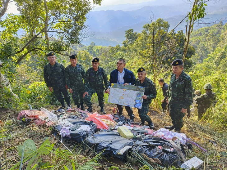 Quân đội Thái Lan đứng bên các túi ma túy tịch thu được sau cuộc đọ súng tối 16-12 với nhóm tội phạm buôn lậu ma túy - Ảnh: AFP