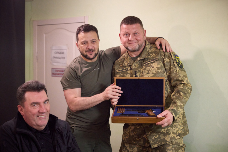 Tổng thống Ukraine Volodymyr Zelensky (giữa) tặng quà sinh nhật cho Tổng tư lệnh Các lực lượng vũ trang Valery Zaluzhny (phải) hồi tháng 7-2023 - Ảnh: AFP