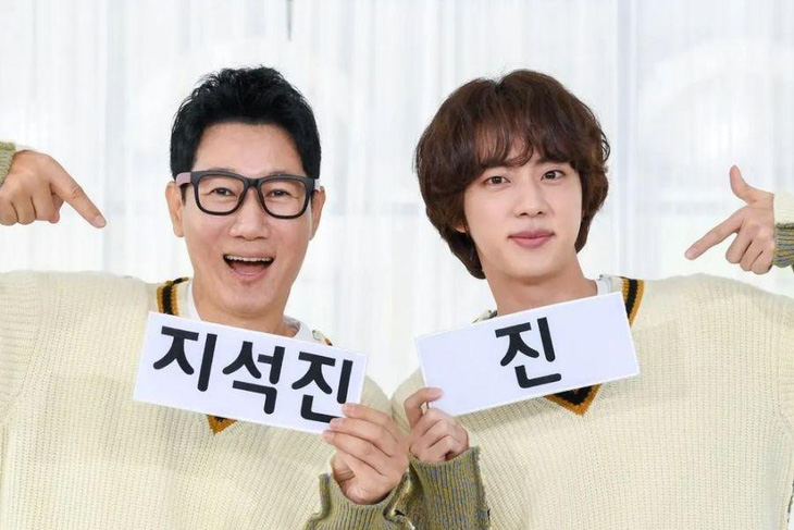 Thành viên Ji Suk Jin (trái) cùng khách mời Jin (BTS)