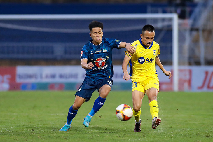 LPBank Hoàng Anh Gia Lai (trái) trong trận thua Sông Lam Nghệ An 0-1 - Ảnh: VPF