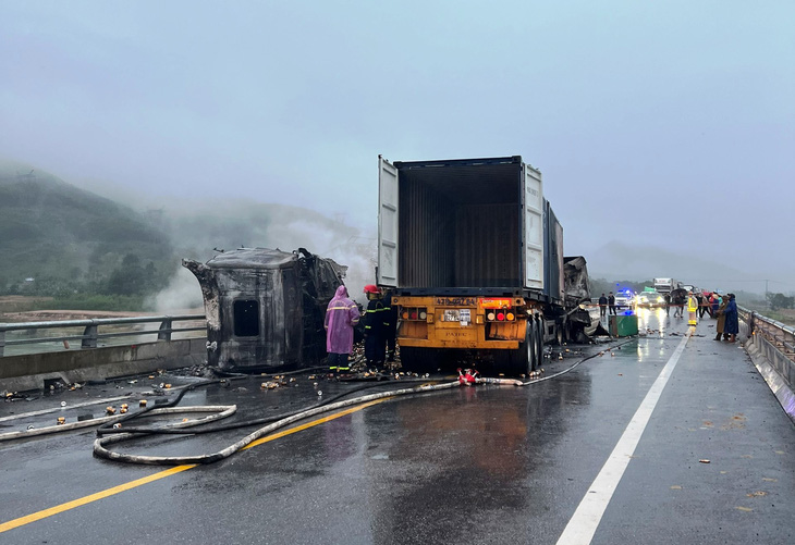 Hiện trường vụ tai nạn giữa hai xe đầu kéo trên cao tốc Cam Lộ - La Sơn - Ảnh: NHẬT HOÀNG