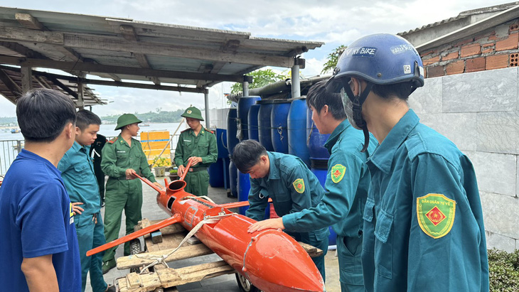 Hiện vật thể này được Bộ đội biên phòng Quảng Ngãi lưu giữ, chờ Quân khu 5 và các đơn vị chuyên môn kiểm tra xem nó là gì - Ảnh: VĂN TÁNH