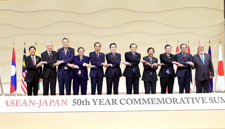 Thủ tướng Phạm Minh Chính và các lãnh đạo ASEAN, Nhật Bản bắt tay theo phong cách ASEAN tại Hội nghị kỷ niệm 50 năm quan hệ hai bên - Ảnh: TTXVN