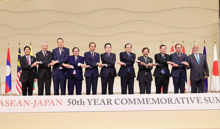 Các lãnh đạo ASEAN và Nhật Bản bắt tay theo phong cách ASEAN tại hội nghị - Ảnh: TTXVN