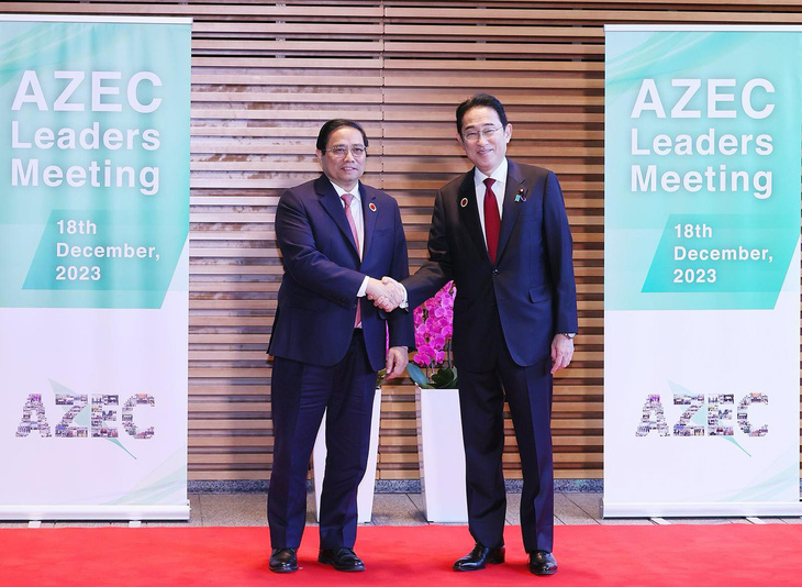 Thủ tướng Nhật Bản Kishida Fumio đón Thủ tướng Phạm Minh Chính đến hội nghị cấp cao AZEC - Ảnh: TTXVN