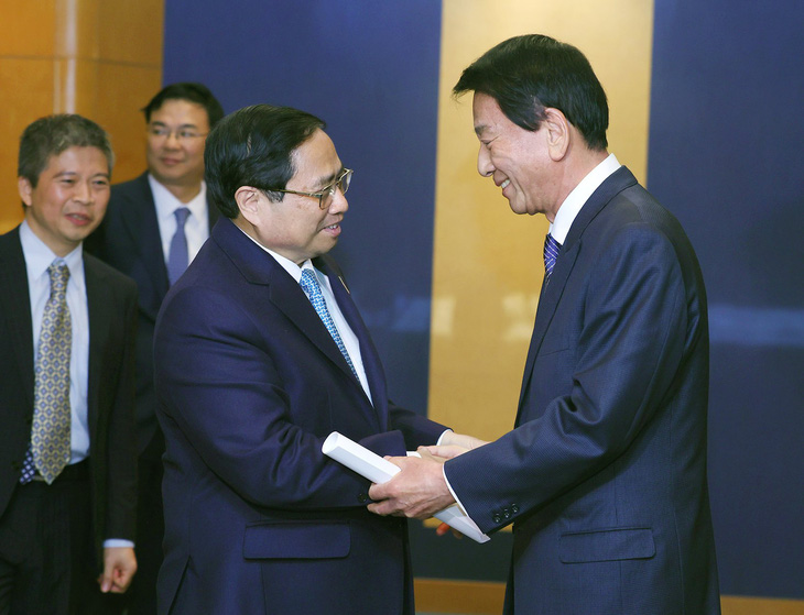 Thủ tướng Phạm Minh Chính khi gặp lại nguyên Đại sứ đặc biệt Nhật Bản - Việt Nam Sugi Ryotaro - Ảnh: VGP