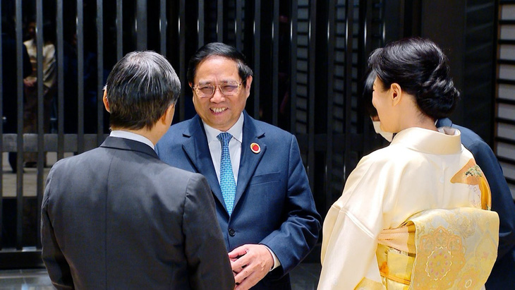 Thủ tướng Phạm Minh Chính trao đổi riêng với Nhà vua và Hoàng hậu Nhật Bản - Ảnh: TTXVN