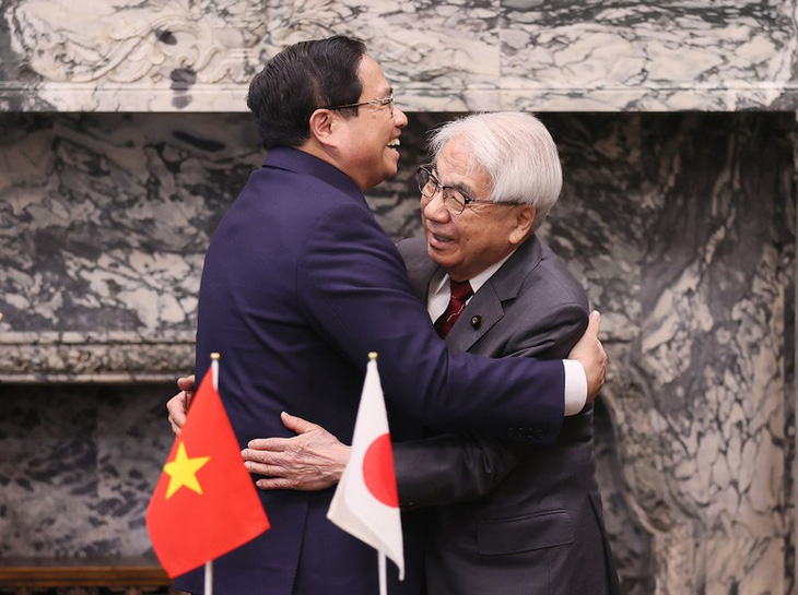 Thủ tướng Phạm Minh Chính và Chủ tịch Thượng viện Nhật Bản Otsuji Hidehisa ôm chầm nhau khi tái ngộ trên đất Nhật Bản - Ảnh: TTXVN