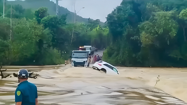 Chiếc xe ô tô bị nước lũ cuốn trôi khỏi cầu tràn ở huyện Khánh Vĩnh, Khánh Hòa - Ảnh cắt từ video