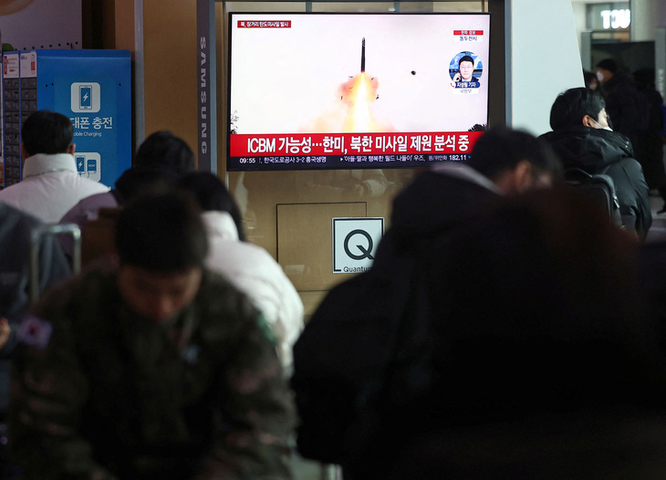 Người dân xem tin Triều Tiên phóng thử tên lửa đạn đạo tại một ga tàu điện ngầm ở Hàn Quốc ngày 18-12 - Ảnh: REUTERS