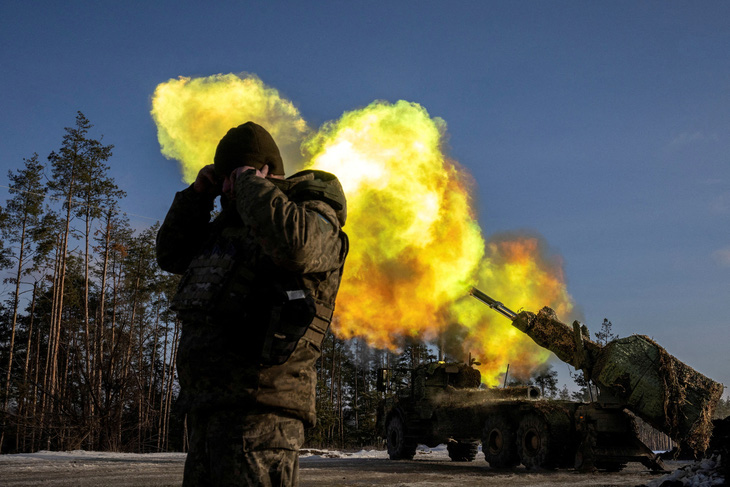 Pháo tự hành Archer do Thụy Điển sản xuất thuộc lữ đoàn pháo binh riêng biệt số 45 của Ukraine bắn vào các vị trí của Nga ở khu vực Donetsk, ngày 16-12 - Ảnh: REUTERS