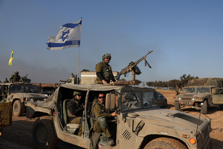 Đoàn xe quân sự Israel gần biên giới với Dải Gaza, miền nam Israel, ngày 18-12 - Ảnh: REUTERS