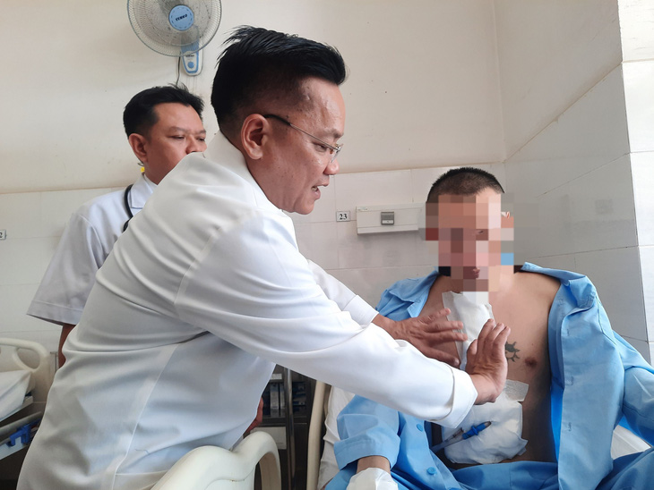 Bệnh nhân bị đâm thủng tim được cứu sống nhờ quy trình báo động đỏ nội viện tại Bệnh viện Thống Nhất (TP.HCM) - Ảnh: THU HIẾN