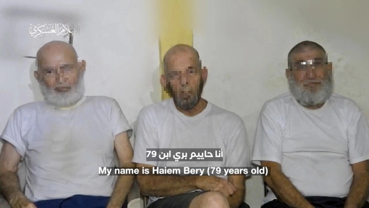 Ba con tin Israel xuất hiện tại một địa điểm được cho là ở Dải Gaza trong đoạn phim do phong trào Hồi giáo Palestine Hamas công bố ngày 18-12 - Ảnh: REUTERS