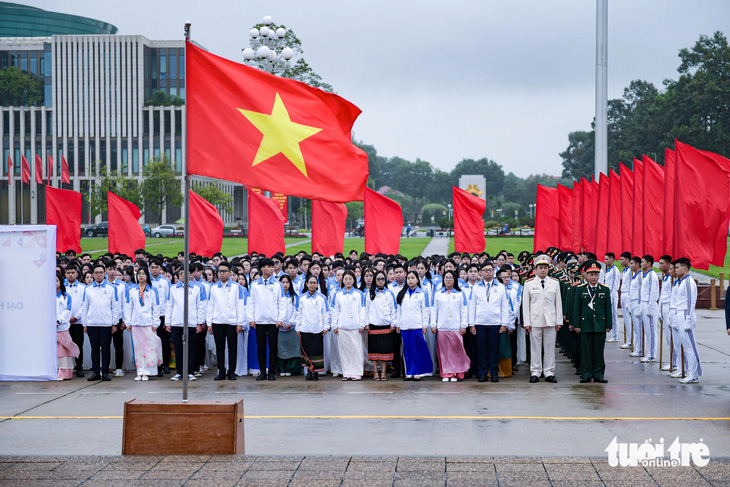 Đại biểu Đại hội Hội Sinh viên Việt Nam toàn quốc lần thứ XI vào lăng viếng Bác - Ảnh: NAM TRẦN