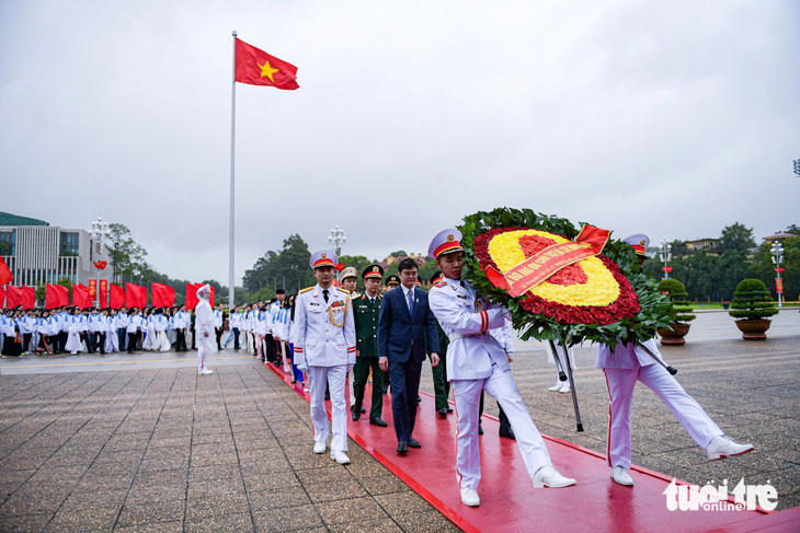 Đoàn đại biểu dự lễ báo công và vào lăng viếng Chủ tịch Hồ Chí Minh - Ảnh: NAM TRẦN