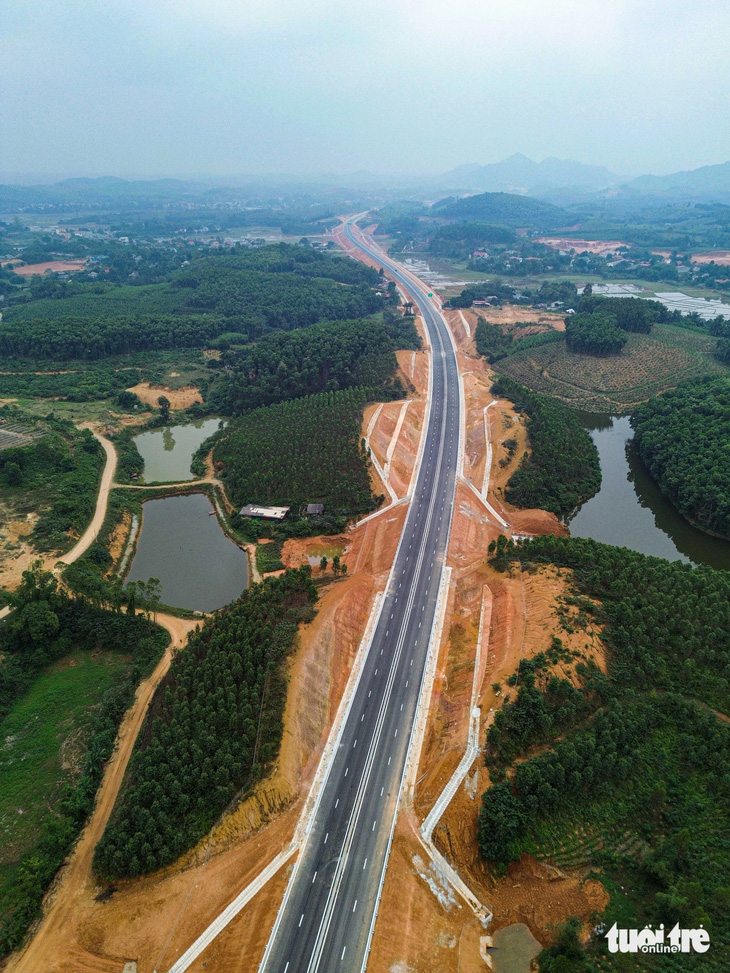 Ngắm cao tốc đi qua núi đồi Phú Thọ, Tuyên Quang- Ảnh 3.