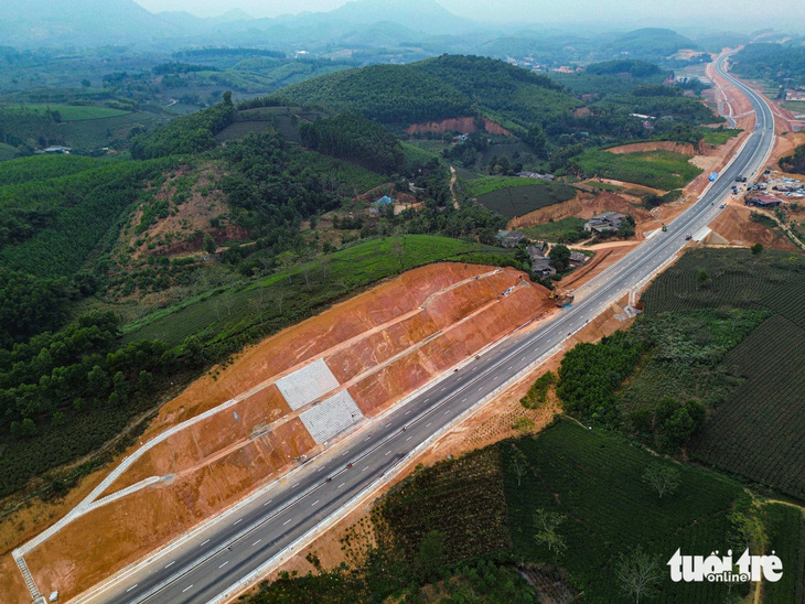 Ngắm cao tốc đi qua núi đồi Phú Thọ, Tuyên Quang- Ảnh 4.
