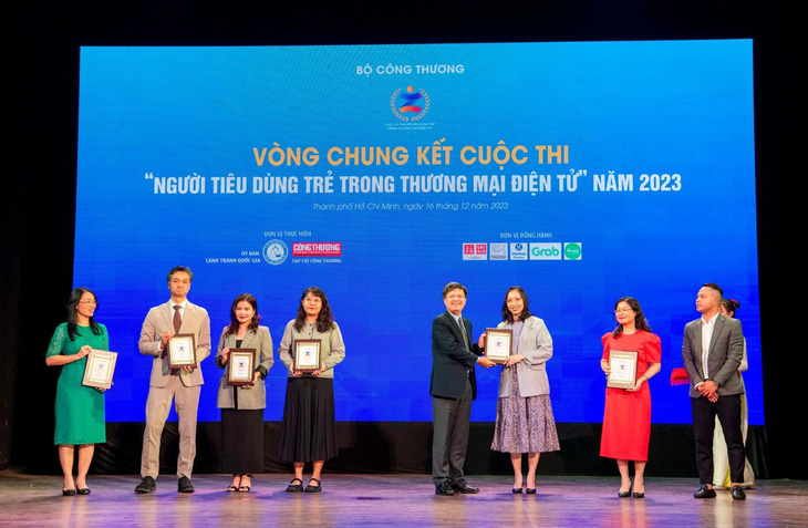 Đại diện Shinhan Finance nhận kỷ niệm chương ghi nhận tài trợ từ Ban tổ chức cuộc thi - Ảnh: TL