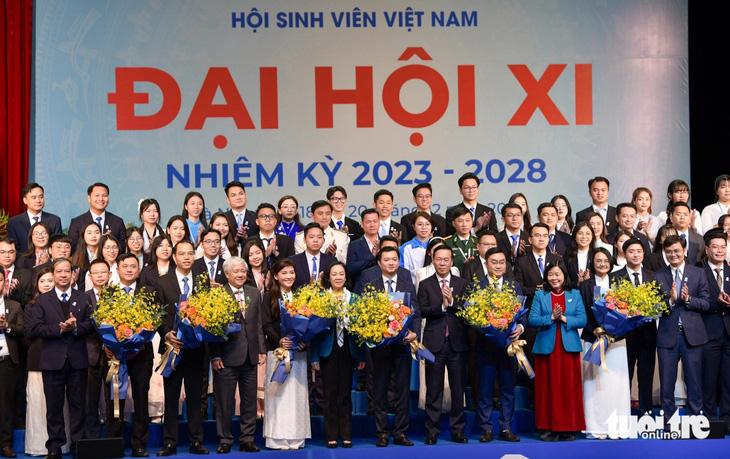 Chủ tịch nước cùng lãnh đạo Đảng và Nhà nước tặng hoa chúc mừng Ban Chấp hành Trung ương Hội Sinh viên Việt Nam khóa XI 